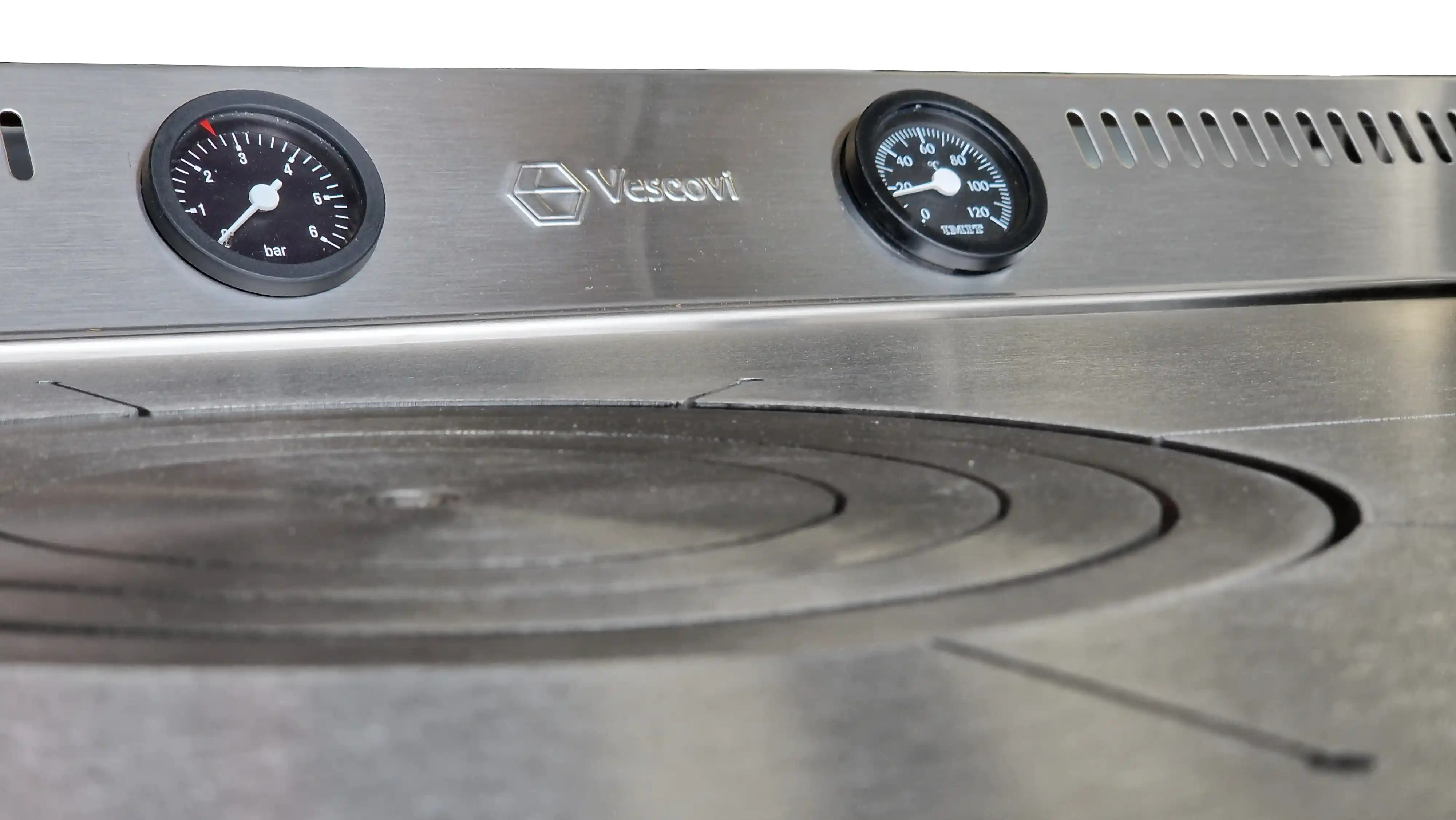 Dettaglio manometri controllo pressione e temperatura termocucina a legna Dama FC